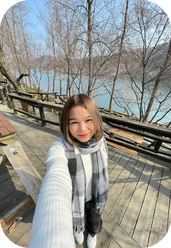 Tour guide profesional Click N Go mendampingi wisatawan